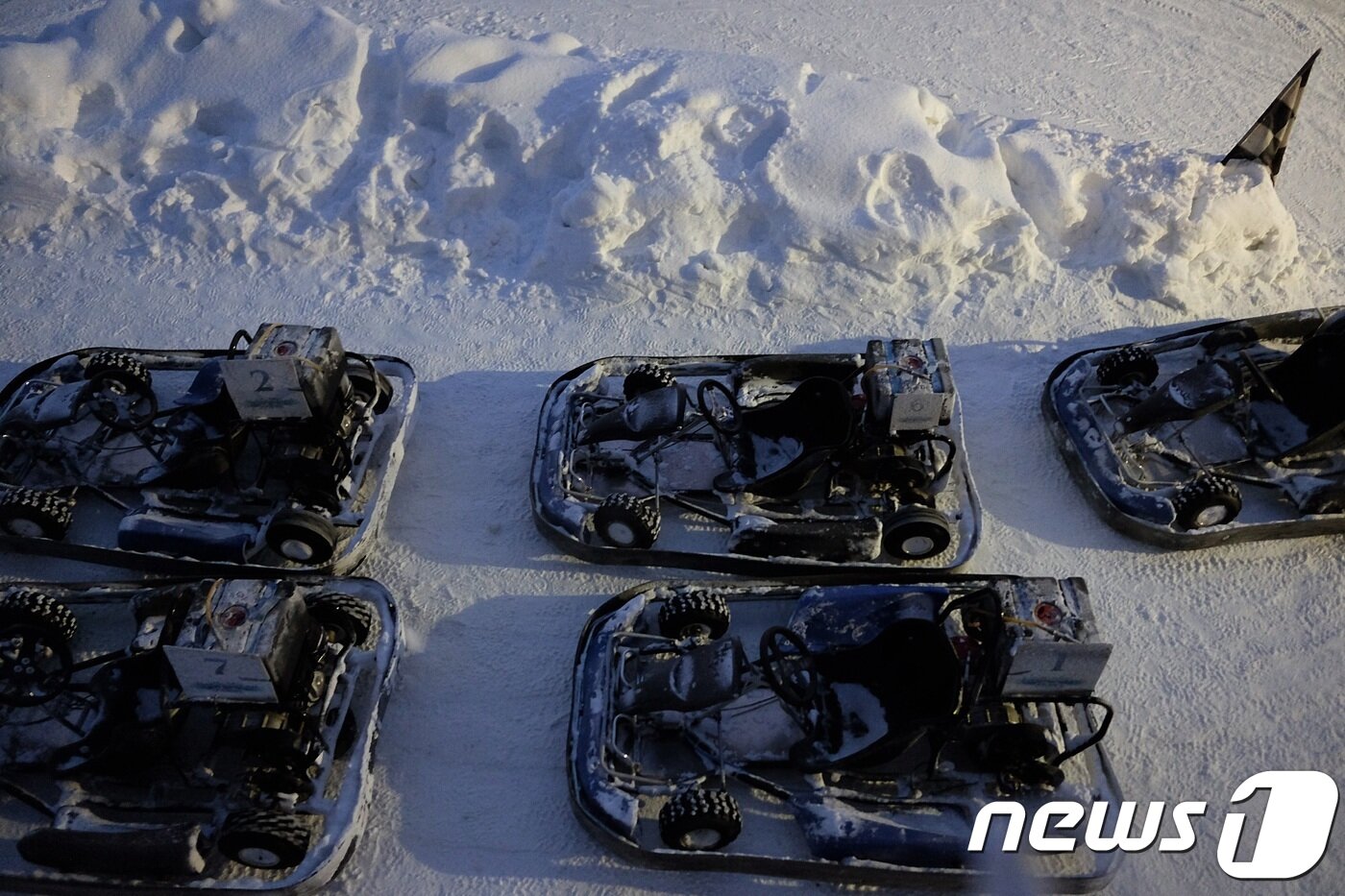 본문 이미지 - 눈 위를 쌩쌩 달리는 아이스 카트ⓒ News1 윤슬빈 기자