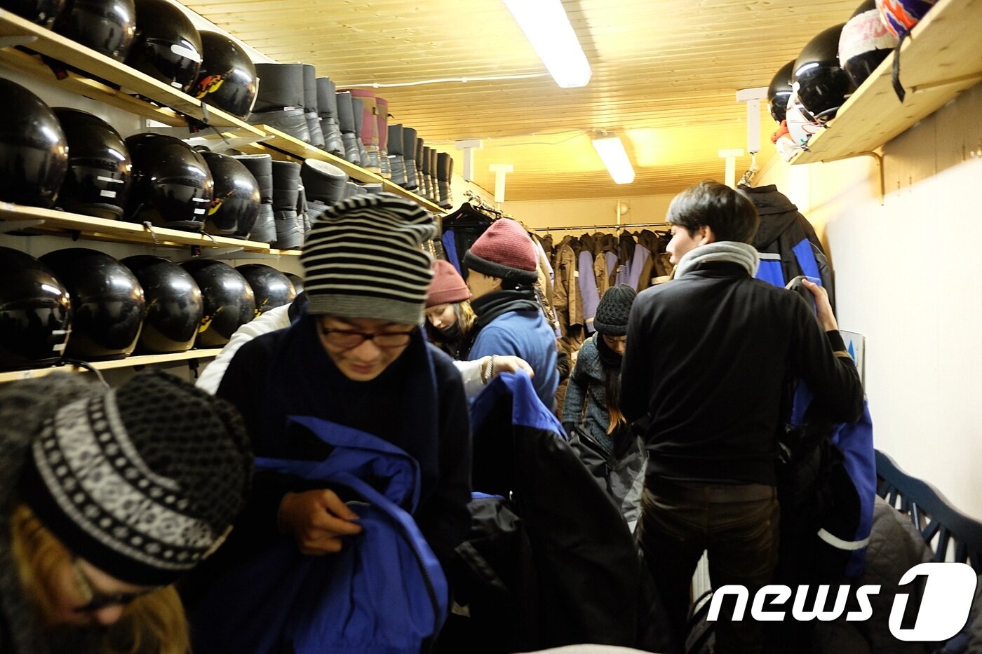 본문 이미지 - 아이스 카트를 타기 위해 안전 의상으로 갈아 입는 체험객들ⓒ News1 윤슬빈 기자