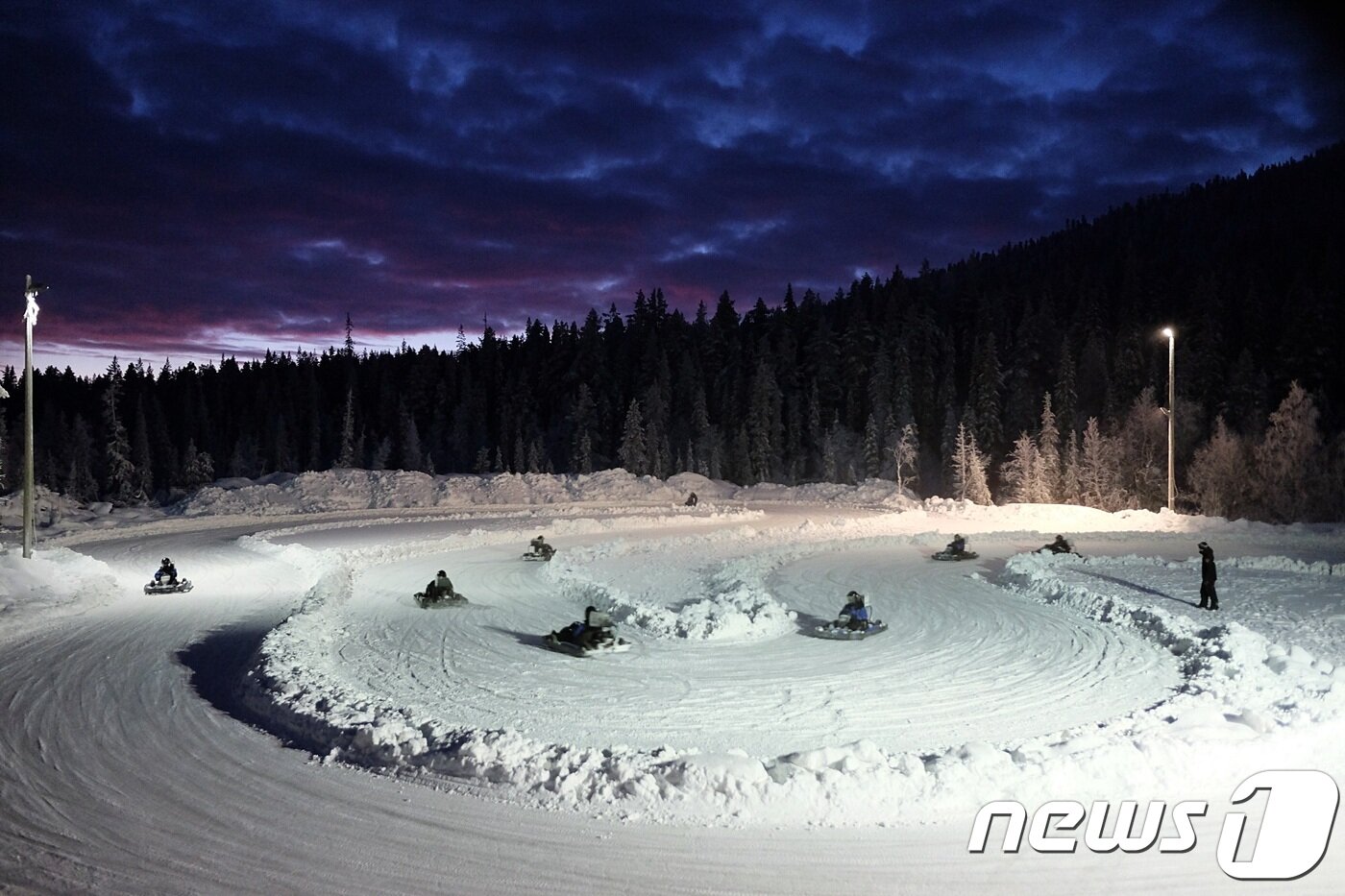 본문 이미지 - 미끄러질 듯 미끄러지지 않은 얼음 위 경기장에서 타는 아이스 카트는 레비에서 꼭 해봐야할 체험 중 하나다.ⓒ News1 윤슬빈 기자
