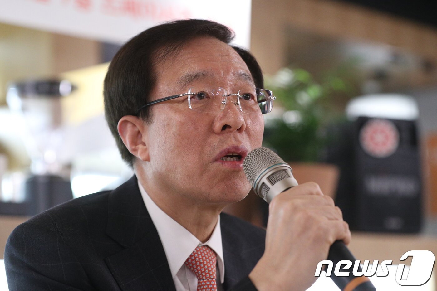 본문 이미지 - 이석연 전 법제처장이 22일 오후 서울 종로구 스페이시스에서 ‘이념편향적인 하향 평등주의 교육으론 나라의 미래 없다’라는 주제로 특강을 하고 있다. 2017.12.22/뉴스1 ⓒ News1 신웅수 기자