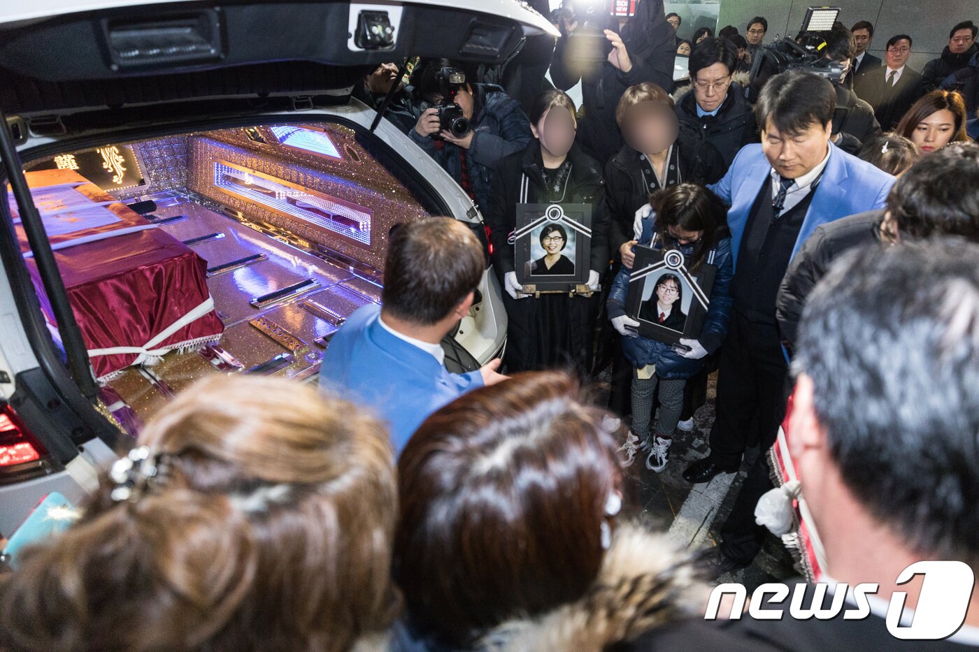 본문 이미지 - 24일 충북 제천서울병원에서 열린 제천 스포츠센터 화재로 사망한 세 모녀의 발인식이 열리고 있다. 할머니 김현중 씨, 딸 민윤정 씨, 손녀 김지성 양은 지난 21일 제천 스포츠센터 목욕탕을 찾았다가 사고를 당했다. 2017.12.24/뉴스1 ⓒ News1 유승관 기자