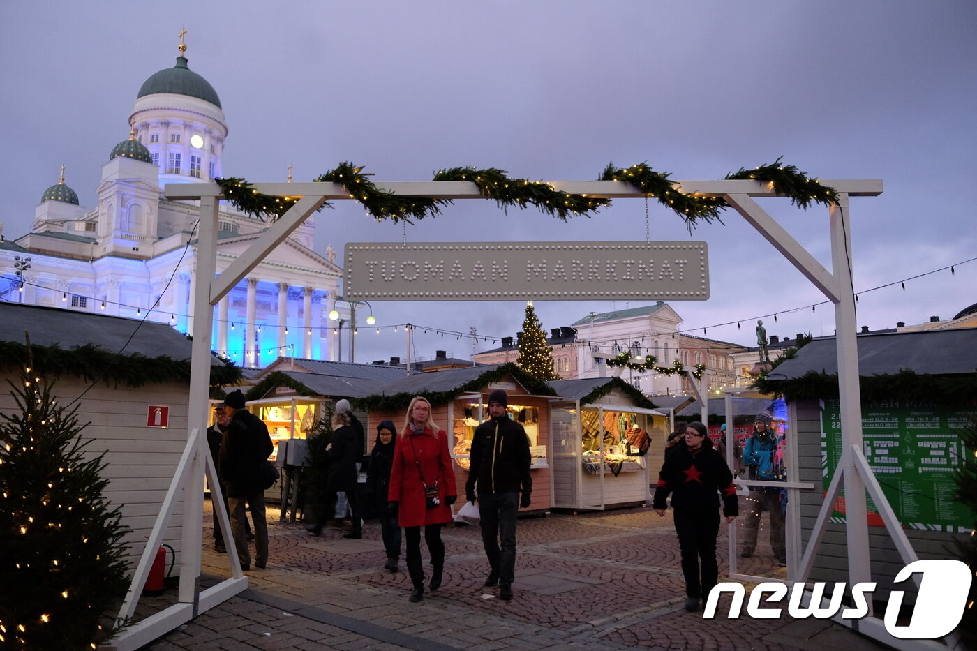 본문 이미지 - 헬싱키 크리스마스마켓 입구. 마켓 위로는 새하얀 대성당이 눈에 띈다.ⓒ News1 윤슬빈 기자.