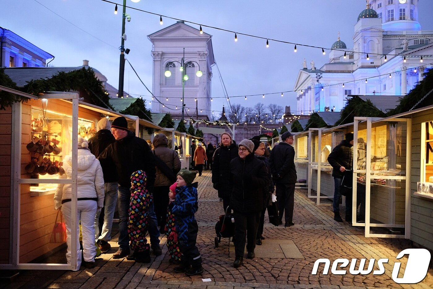 본문 이미지 - 크리스마스마켓엔 130여 개의 오두막이 들어선다. 오두막은 가구 디자이너가 직접 설계해 북유럽 감성이 물씬 느껴난다.ⓒ News1 윤슬빈 기자
