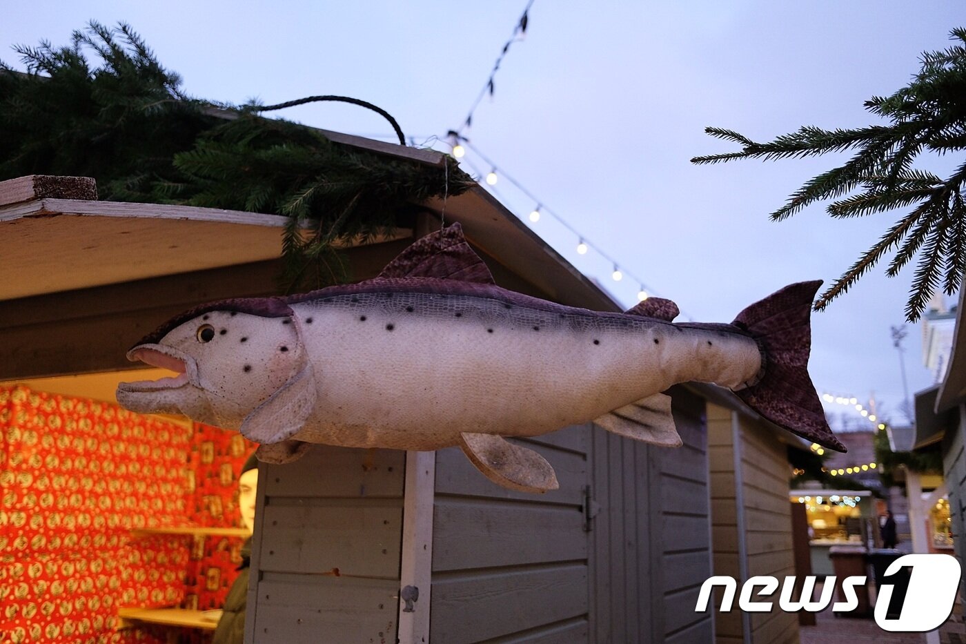 본문 이미지 - 연어를 판매하는 노점ⓒ News1 윤슬빈 기자