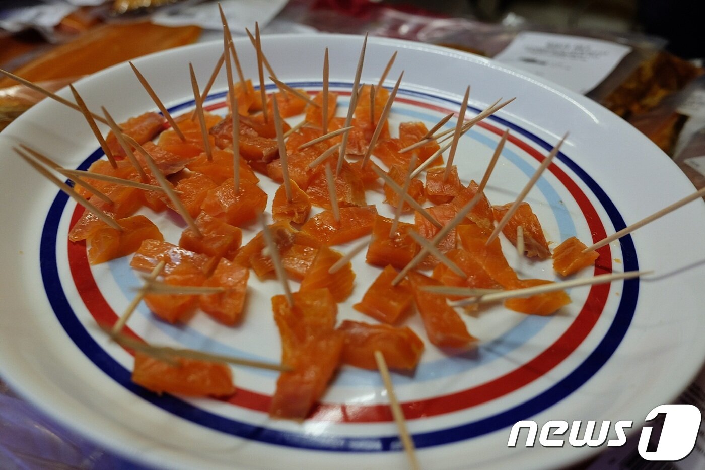 본문 이미지 - 대부분 노점은 재료를 잘게 썰어 누구나 쉽게 시식할 수 있도록 해놓는다.ⓒ News1 윤슬빈 기자