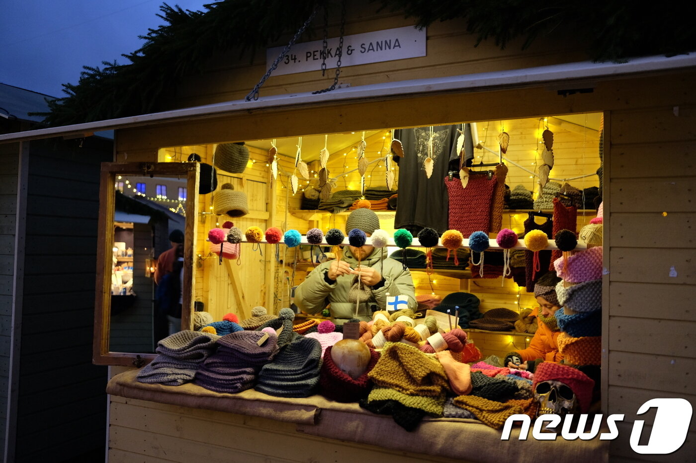 본문 이미지 - 뜨개질한 모자와 목도리, 장갑을 판매하는 노점ⓒ News1 윤슬빈 기자