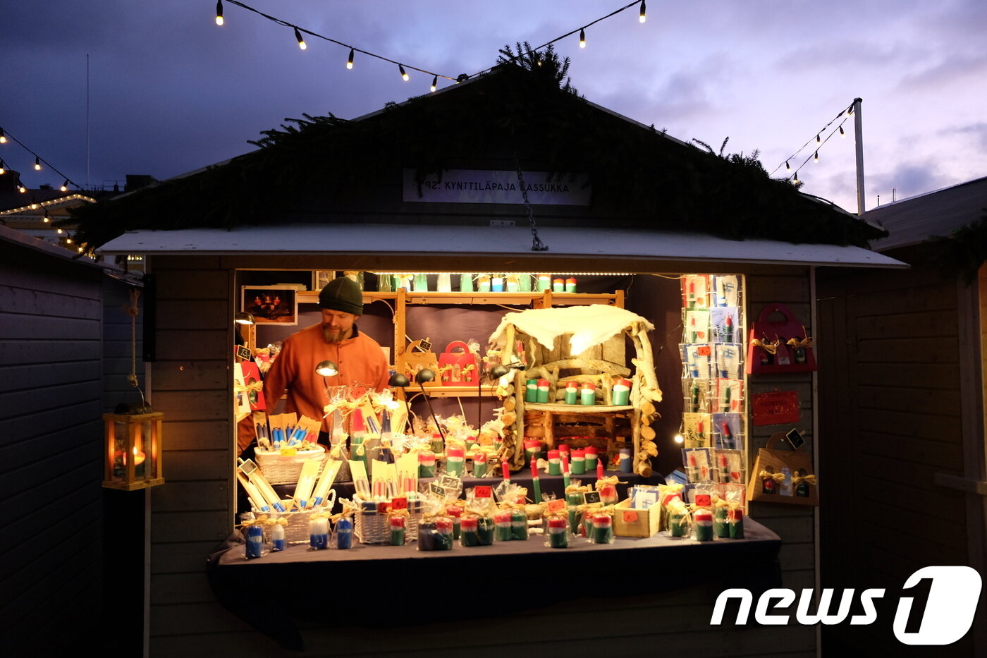 본문 이미지 - 크리스마스 초를 판매하는 노점ⓒ News1 윤슬빈 기자