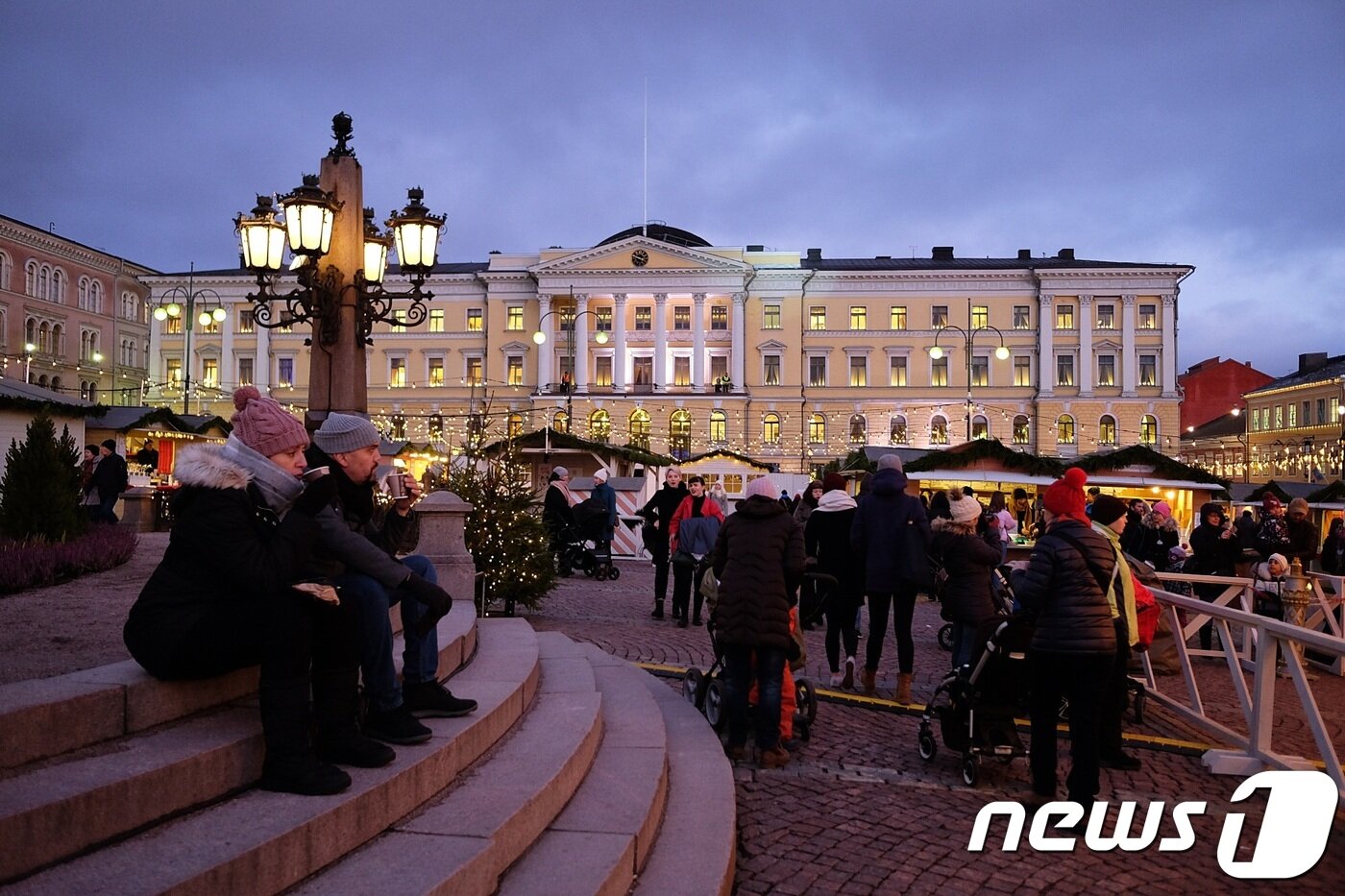 본문 이미지 - 원로원 광장 중심으로 모여든 사람들ⓒ News1 윤슬빈 기자
