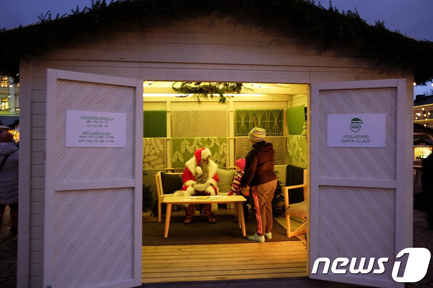 본문 이미지 - 산타클로스와 사진 촬영하려는 아이의 모습ⓒ News1 윤슬빈 기자