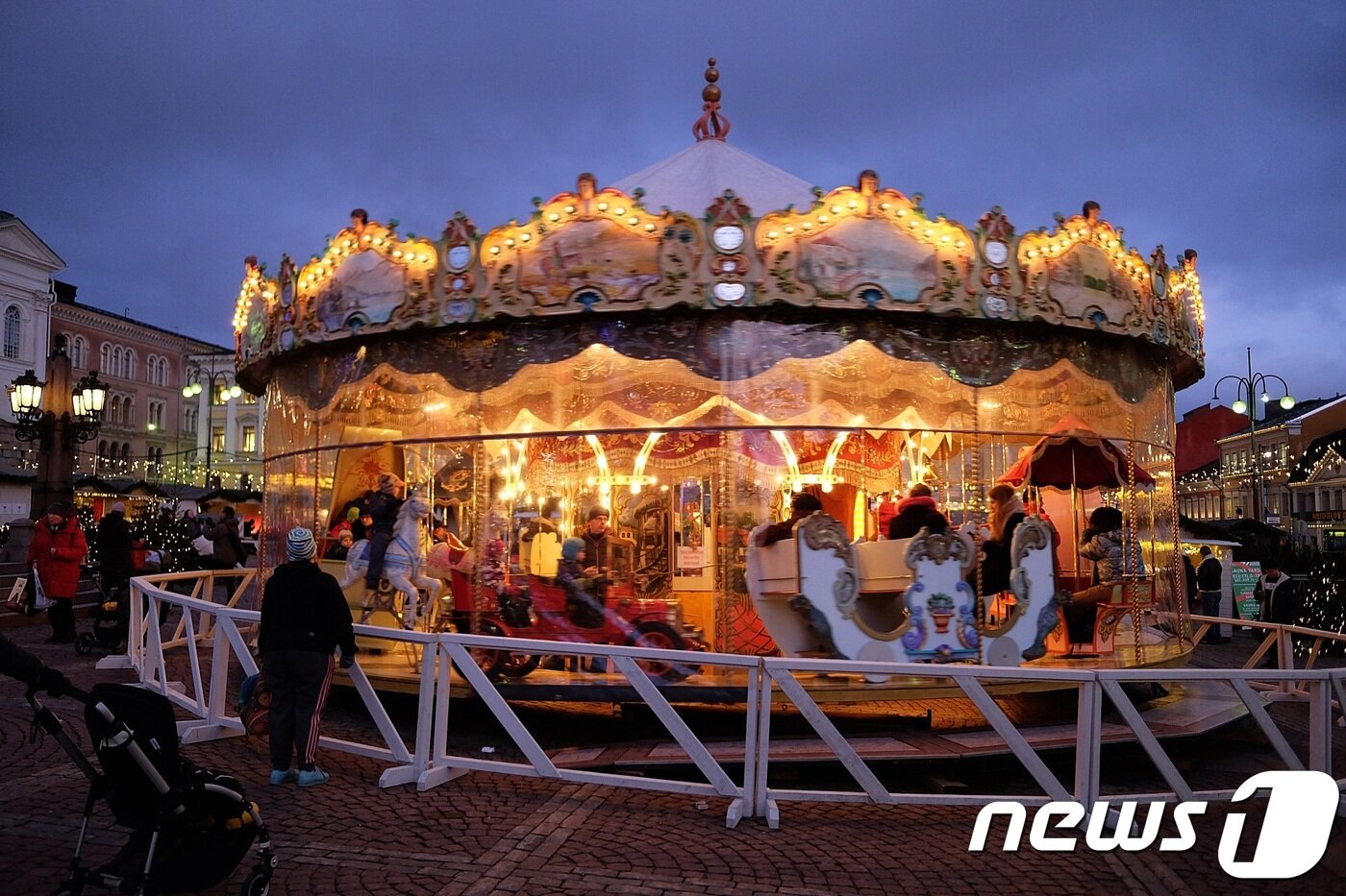 본문 이미지 - 원로원 광장 중심에 돌고 있는 회전목마ⓒ News1 윤슬빈 기자