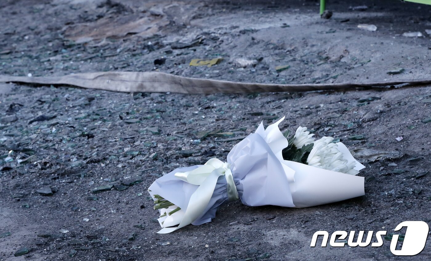 본문 이미지 - 25일 충북 제천시 노블 휘트니스스파 화재 참사 현장에 희생자들을 추모하는 국화꽃이 놓여 있다. 2017.12.25/뉴스1 ⓒ News1 안은나 기자
