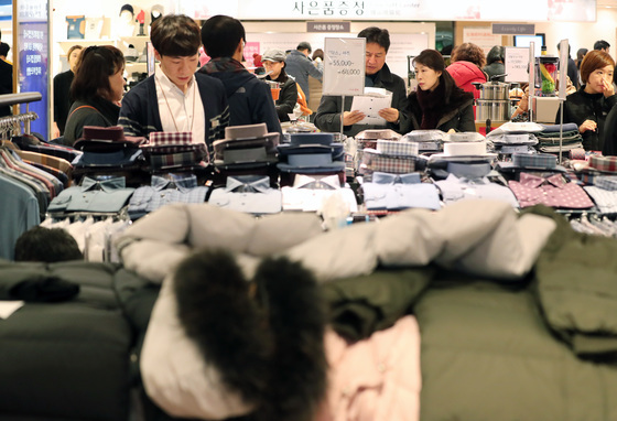 온라인 웃고 대형마트 울고…1월 유통 매출 4.4% 증가