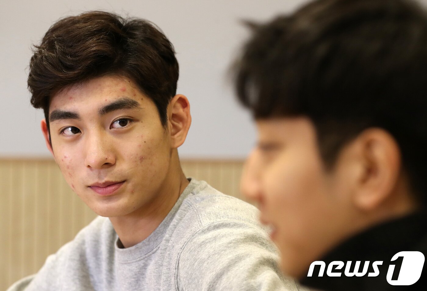 본문 이미지 - 프로야구 이종범 해설위원의 아들 이정후가 26일 서울 강남구 토즈 압구정센터에서 가진 뉴스1과의 인터뷰에서 함께 자리한 농구대표팀 허재 감독의 아들 허훈을 바라보고 있다. 2017.12.26/뉴스1 ⓒ News1 오대일 기자