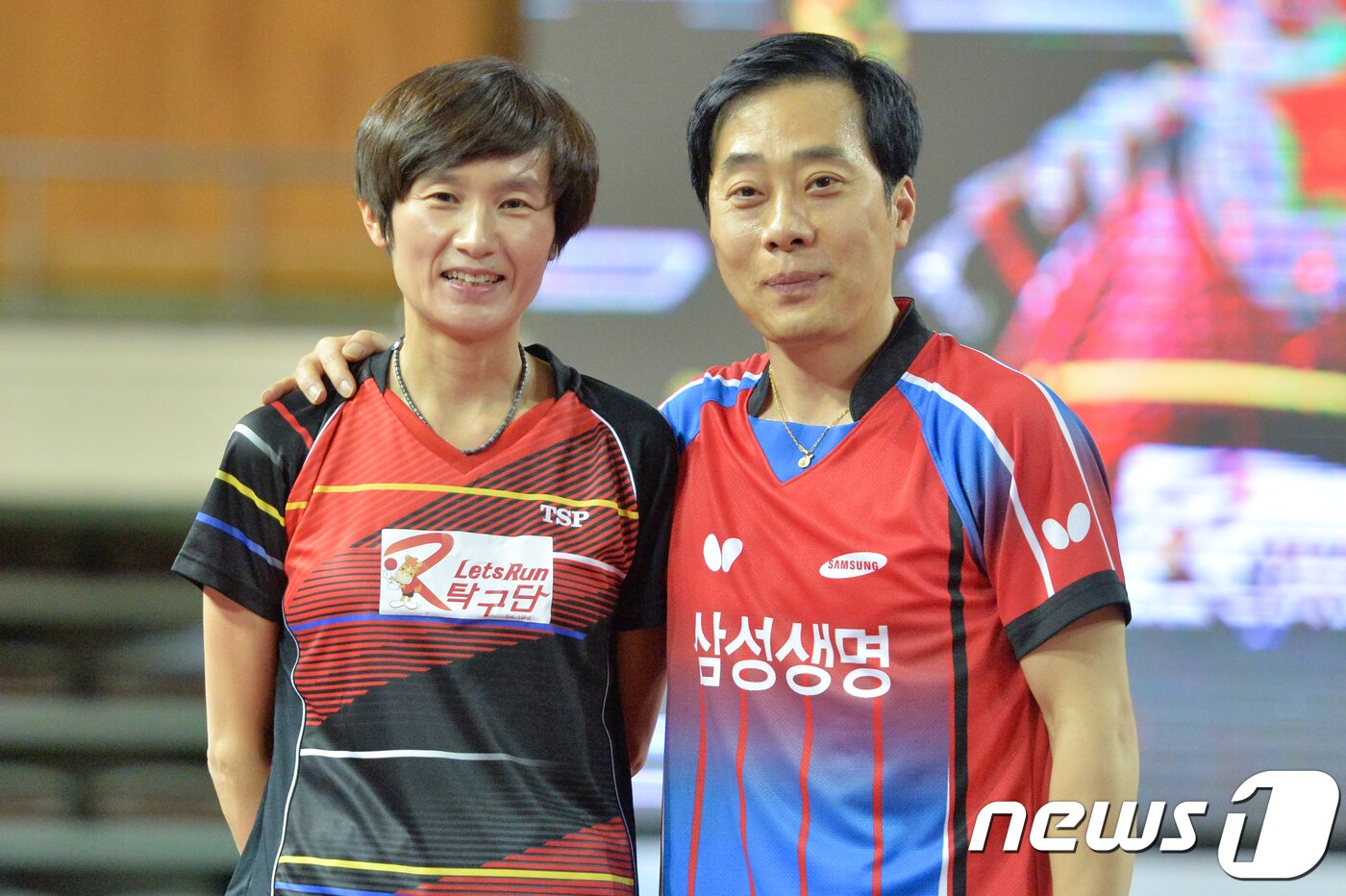 본문 이미지 - 27일 대구실내체육관에서 열린 2017신한금융 한국탁구챔피언십 및 제71회 전국 남녀종합탁구선수권 대회 결승전에 앞서 특별 이벤트 경기를 마친 유남규 감독과 현장화 감독이 손을 잡은 채 탁구 라켓을 들어보이고 있다. 유 감독과 현 감독의 경기는 1대1로 무승부를 기록했다.2017.12.27/뉴스1 ⓒ News1 최창호 기자