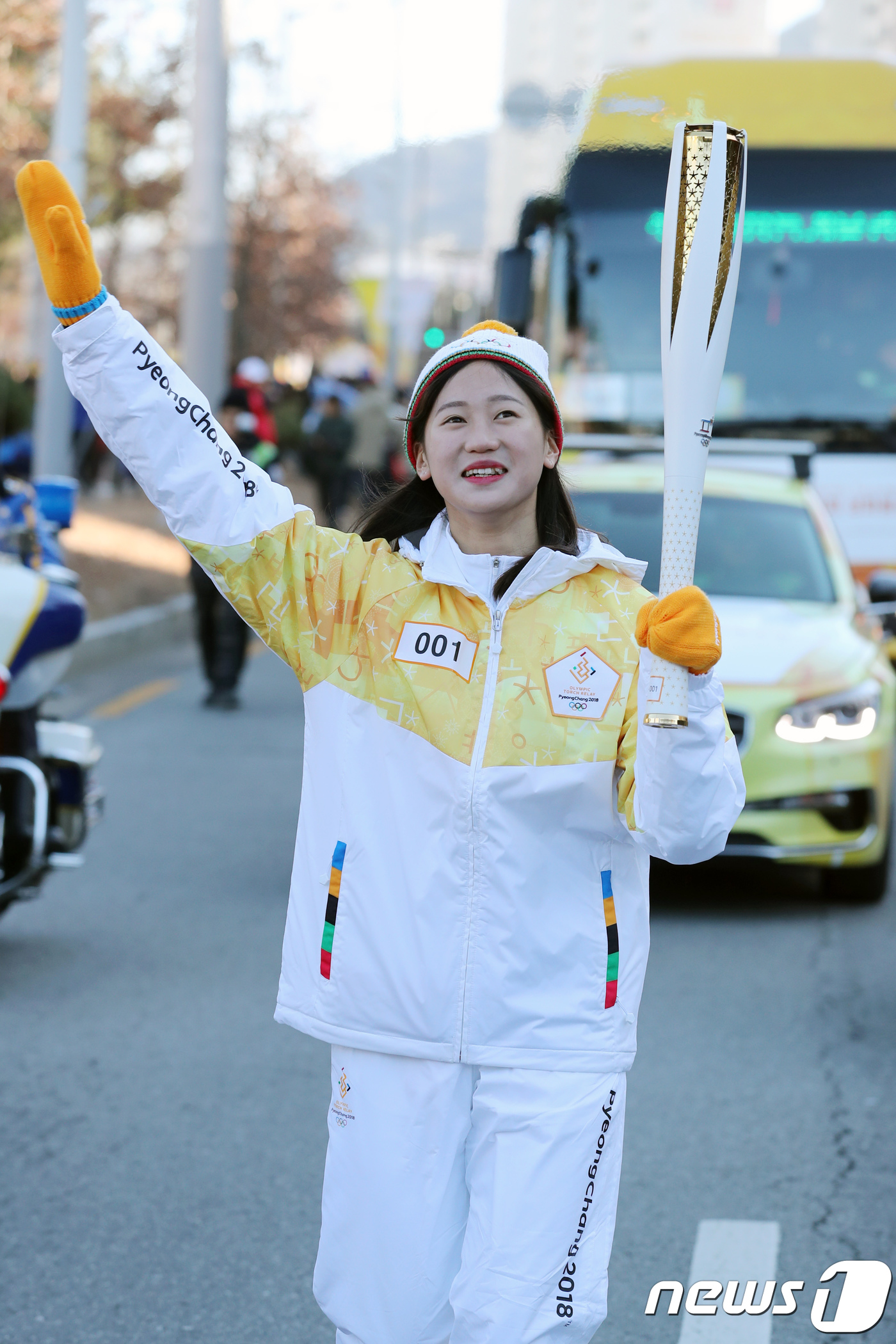 (구미=뉴스1) 공정식 기자 = 27일 오전 경북 구미시 구평동우체국 앞에서 2018 평창동계올림픽 성화봉송 행사가 열렸다. 구미시 첫 주자로 선정된 경북체고 안경린(여·18) 선 …