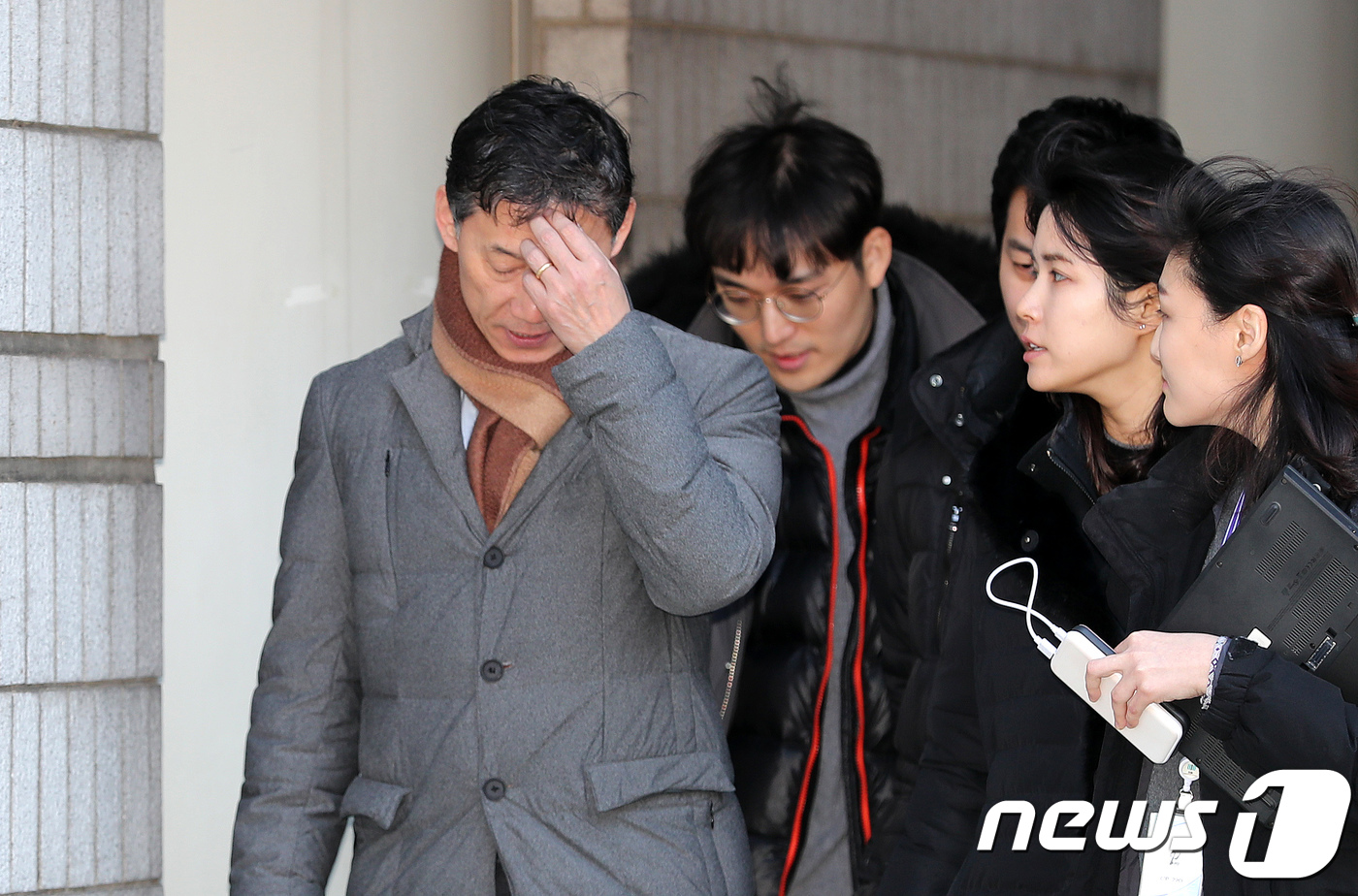 (서울=뉴스1) 박지혜 기자 = 조윤선 전 청와대 정무수석의 남편 박성엽 변호사가 27일 오후 서울 서초구 중앙지법에서 열린 조 전 수석의 영장실질심사가 끝나자 법원을 나서고 있다 …