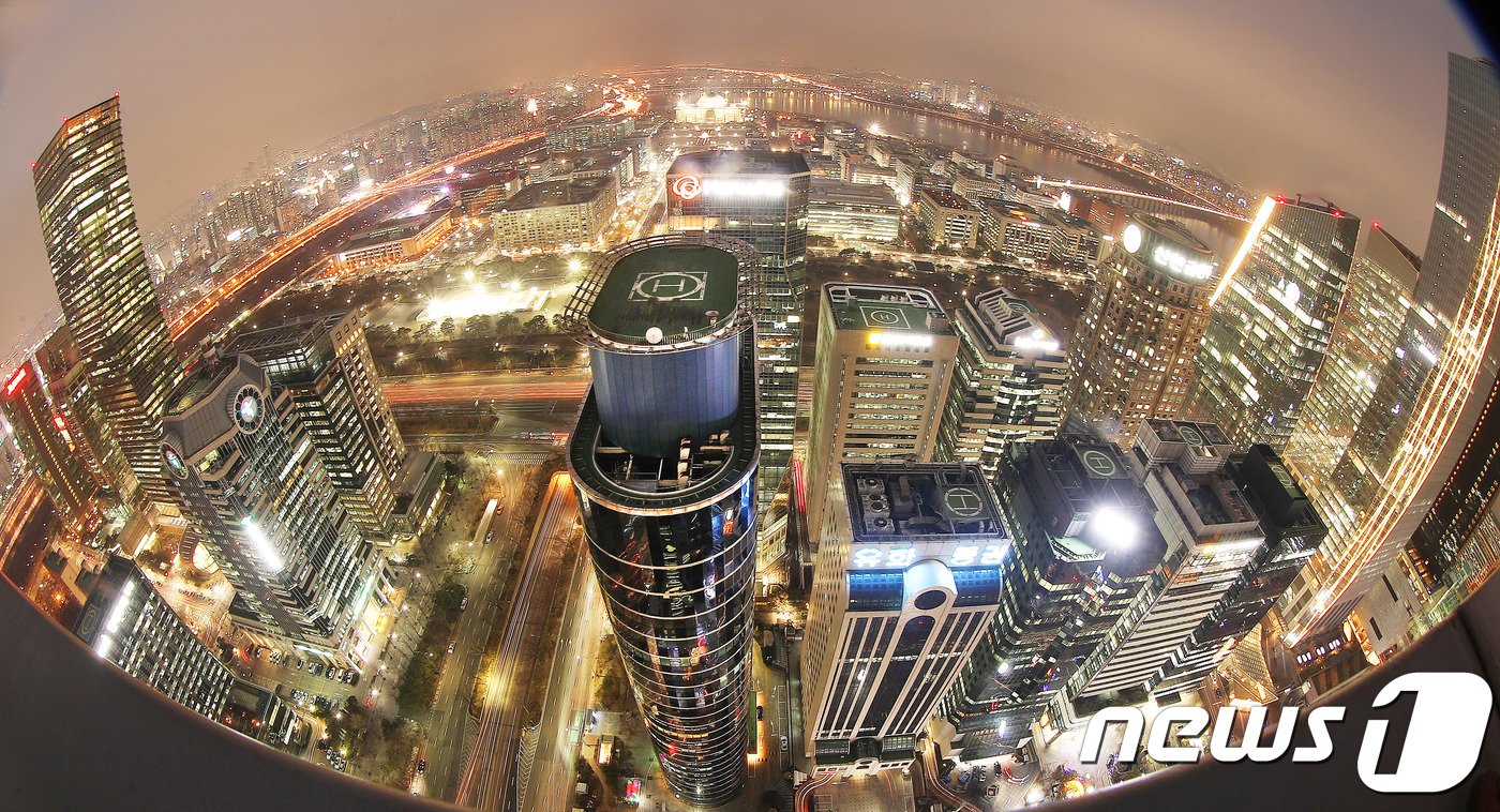 본문 이미지 - 서울시 영등포구 여의도 증권가 일대가 불을 환하게 밝히고 있다./뉴스1 ⓒ News1 임세영 기자