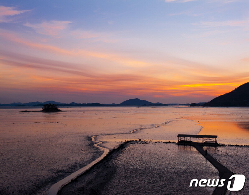 본문 이미지 - 와온해변 낙조(순천시청 2015년 관광사진 공모 당선작).순천시청 제공ⓒ News1