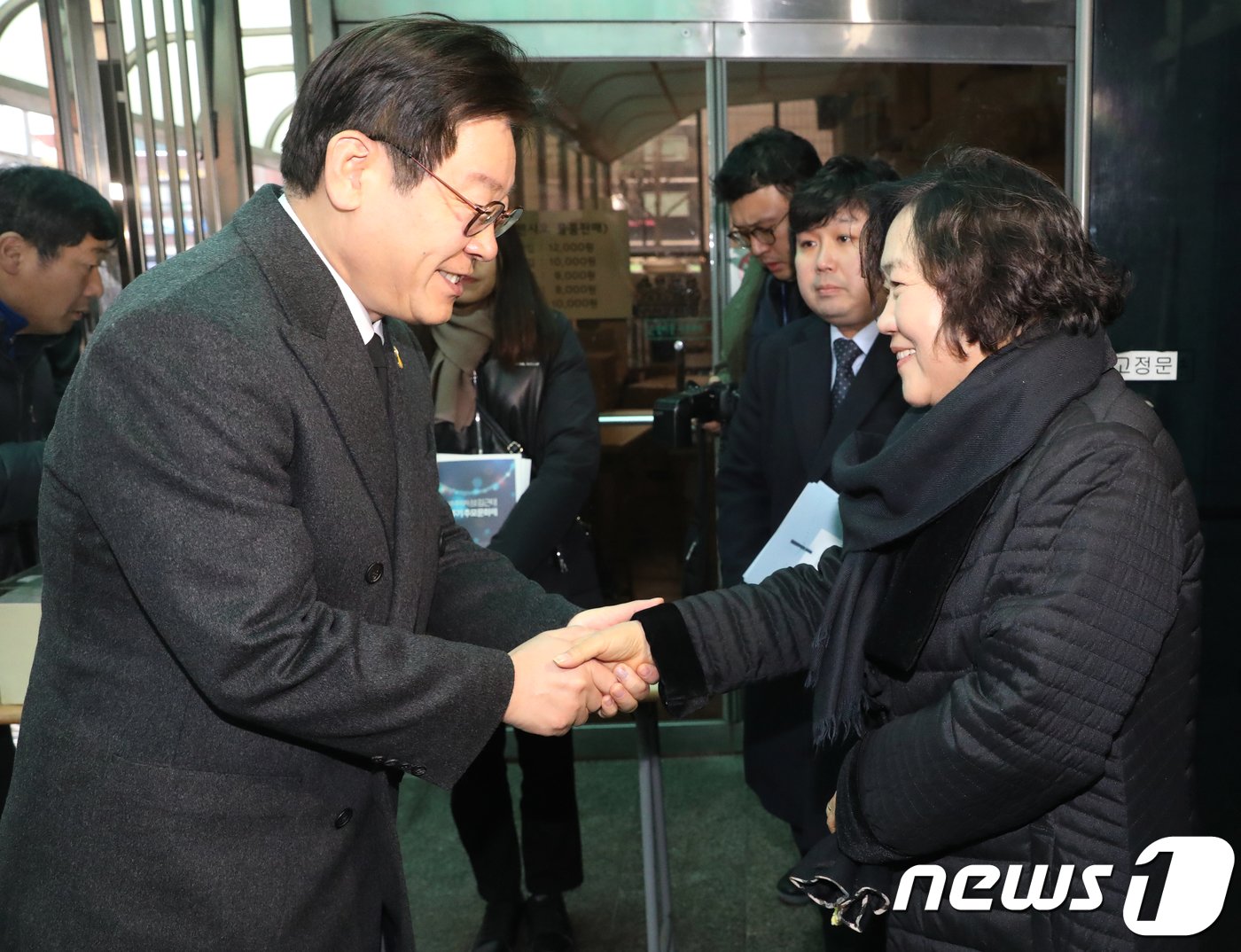 인재근 더불어민주당 의원과 이재명 성남시장이 29일 서울 도봉구 창동성당에서 열린 고 김근태 전 민주통합당 상임고문의 6주기 추모미사를 앞두고 인사를 나누고 있다. 2017.12.29/뉴스1 ⓒ News1 송원영 기자