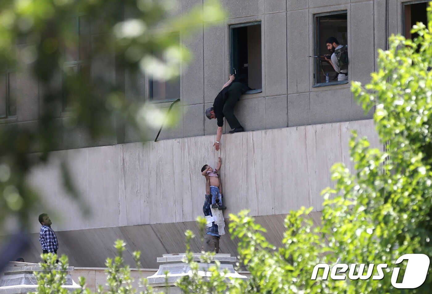 본문 이미지 - 이란 테헤란 연쇄테러 ⓒAFP-게티이미지 오미드 바하브자에 ⓒ News1