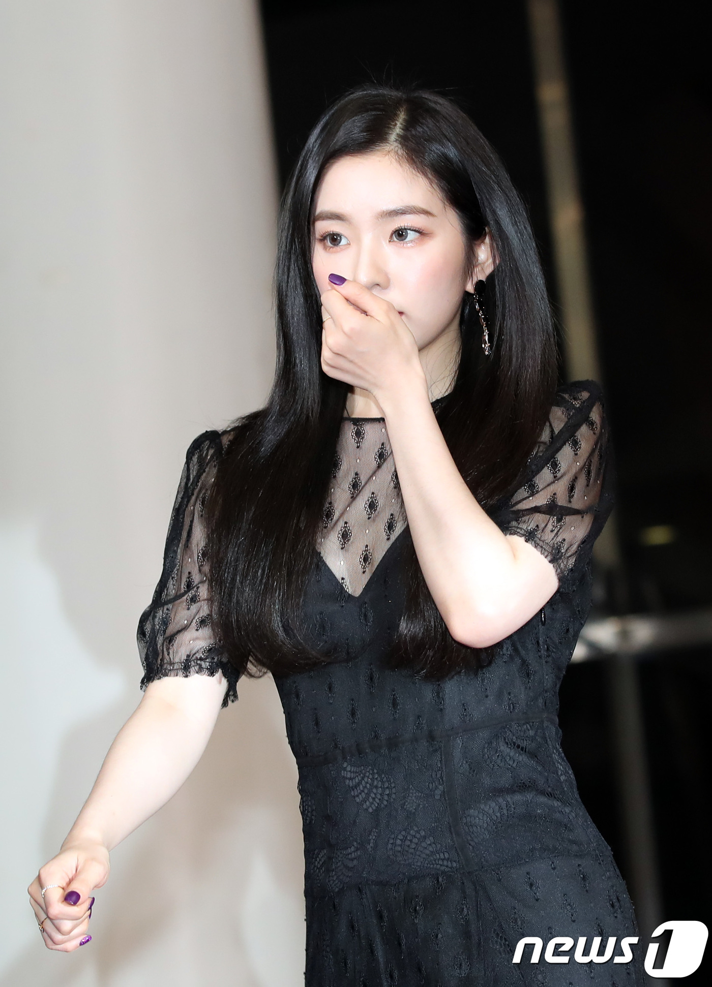 (서울=뉴스1) 권현진 기자 = 레드벨벳 아이린이 29일 오후 서울 영등포구 KBS 신간 웨딩홀에서 열린 ‘2017 KBS 가요대축제’ 레드카펫 행사에 참석하고 있다. /2017. …