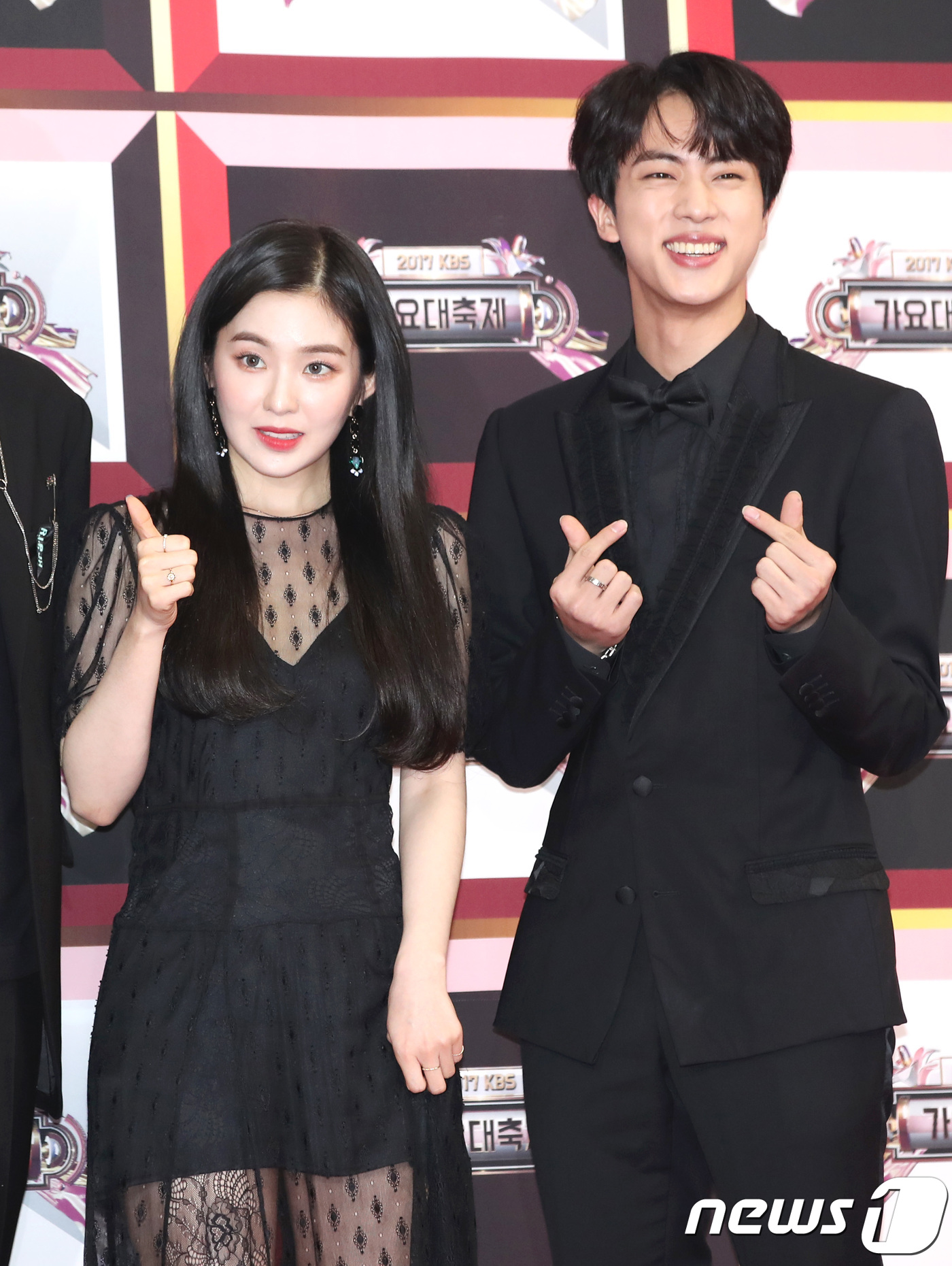 (서울=뉴스1) 권현진 기자 = 레드벨벳 아이린, 방탄소년단 진(오른쪽)이 29일 오후 서울 영등포구 KBS 신간 웨딩홀에서 열린 ‘2017 KBS 가요대축제’ 레드카펫 행사에 참 …