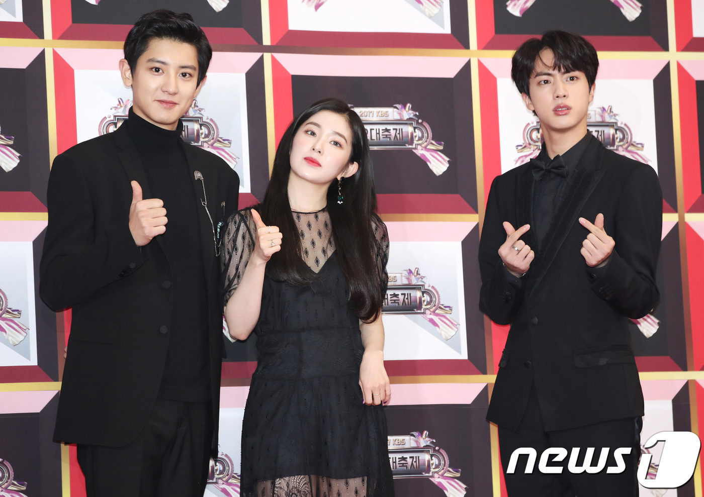 (서울=뉴스1) 권현진 기자 = 엑소 찬열(왼쪽부터), 아이린, 방탄소년단 진이 29일 오후 서울 영등포구 KBS 신간 웨딩홀에서 열린 ‘2017 KBS 가요대축제’ 레드카펫 행사 …