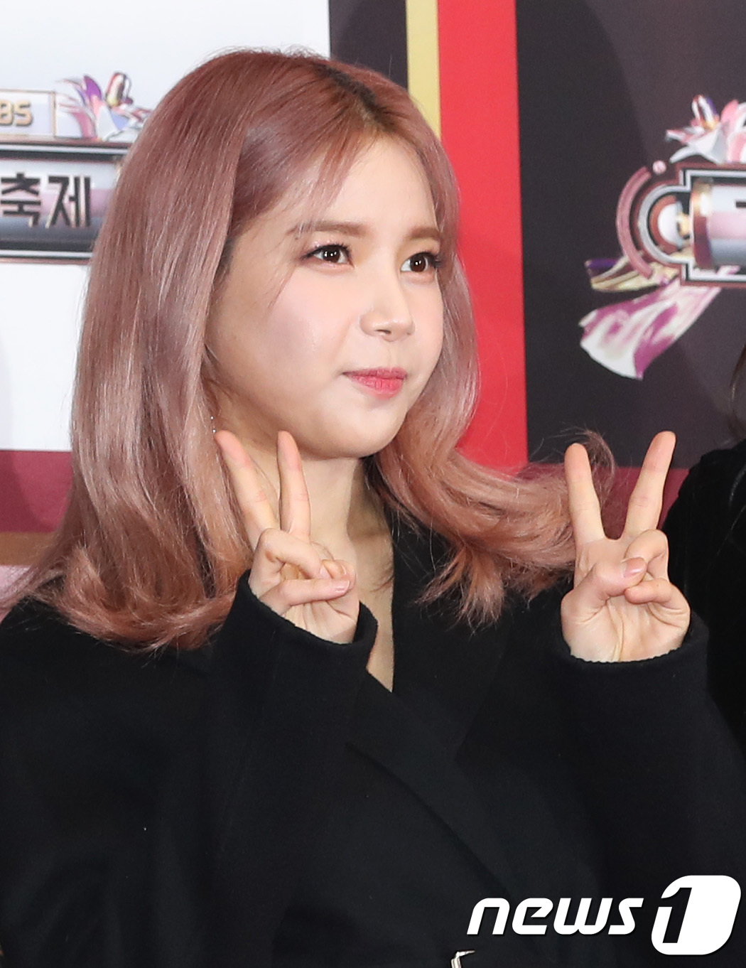 (서울=뉴스1) 권현진 기자 = 마마무 솔라가 29일 오후 서울 영등포구 KBS 신간 웨딩홀에서 열린 ‘2017 KBS 가요대축제’ 레드카펫 행사에 참석해 포즈를 취하고 있다. 2 …