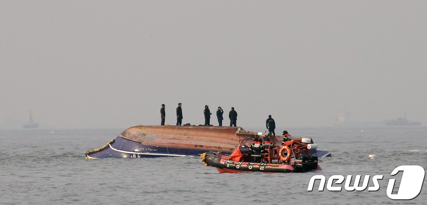 본문 이미지 - 지난 3일 오전 6시12분께 인천 영흥도 인근해상에서 9.77톤낚시어선과 336톤 급유선이 충돌해 낚시어선이 전복되는 사고가 발생, 해양경찰이 사고현장에서 구조작업 및 수색작업을 하고 있다. (인천 옹진군 제공) 2017.12.3/뉴스1 ⓒ News1 이동원 기자