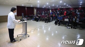 본문 이미지 - 이정훈 시화병원 응급의학과 과장이 3일 오후 경기도 시흥시 시화병원 시청각실에서 인천 낚싯배 사고 이송자 관련 브리핑을 하고 있다. 이날 오전 6시12분께 인천 옹진군 영흥도 영흥대교 인근 해상에서 낚싯배가 급유선과 충돌해 전복되는 사고가 발생, 사망 7명, 의식불명 6명, 생존 7명, 실종 2명의 사상자가 발생했다. ⓒ News1 오장환 기자