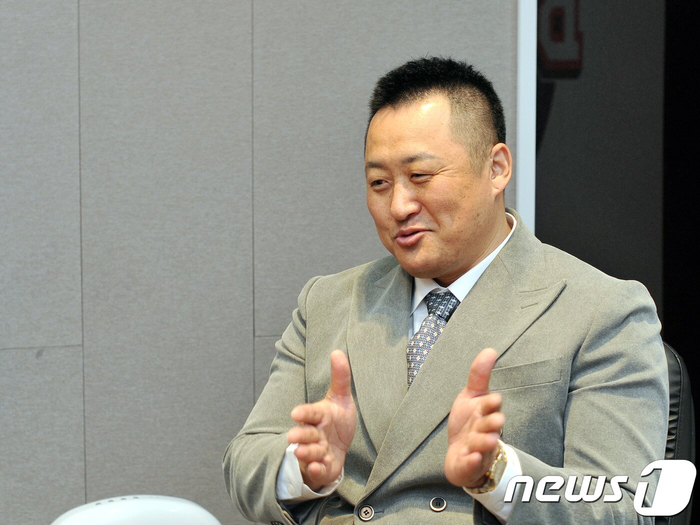 본문 이미지 - 조인성 두산 베어스 코치가 3일 구단 팬 행사 '곰들의 모임 환담회' 참석에 앞서 인터뷰를 진행하고 있다.(두산 제공)ⓒ News1