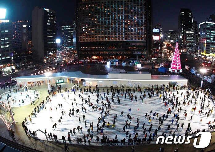 본문 이미지 - 서울광장 스케이트장. 이하 관광공사 제공 ⓒ News1