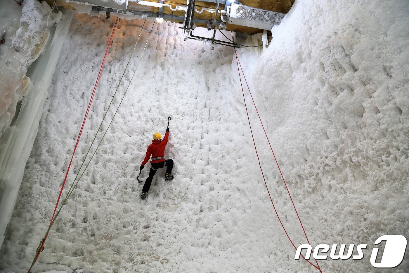 본문 이미지 - 코오롱 등반학교 아이스클라이밍ⓒ News1