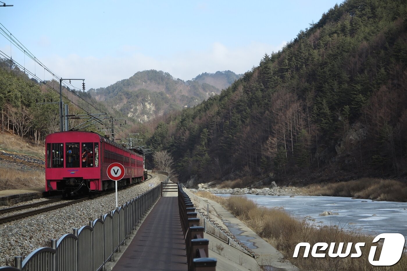 본문 이미지 - 낙동강을 따라 오지를 운행하는 V-트레인_ⓒ News1