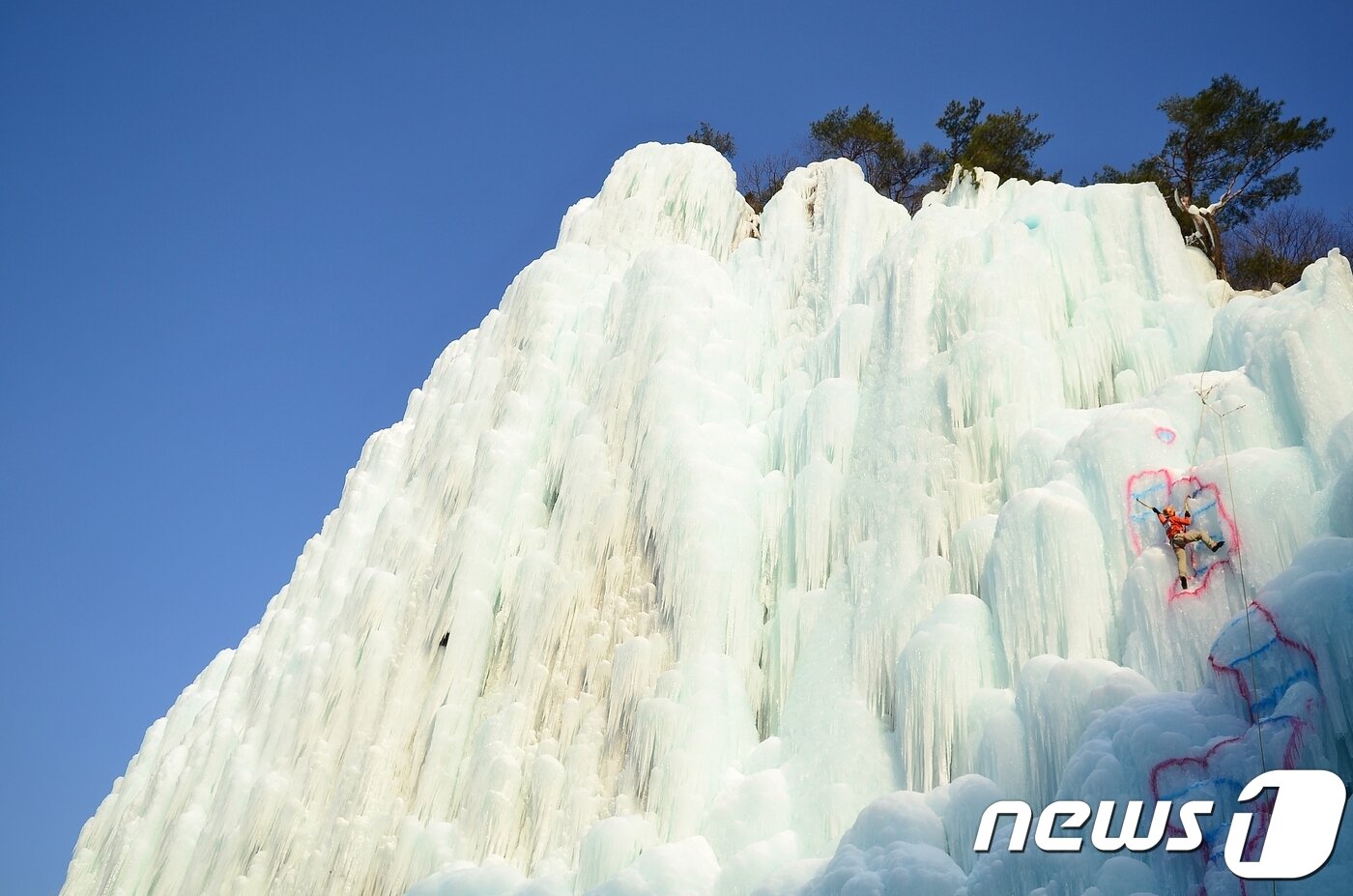 본문 이미지 - 2한겨울 얼음이 꽝꽝 언 얼음골 빙벽장ⓒ News1