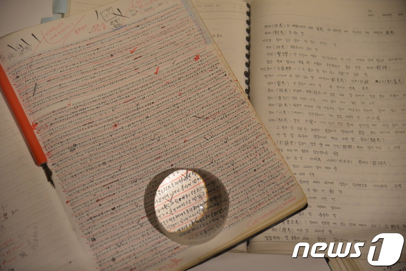 본문 이미지 - 객주를 쓸 당시 김주영의 육필노트_ⓒ News1