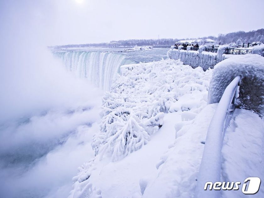 본문 이미지 - 얼어붙은 나이아가라 폭포. (오타와시티즌 갈무리)ⓒ News1