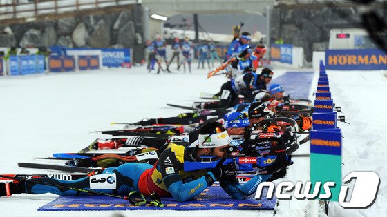 본문 이미지 - 바이애슬론은 스키로 이동한 뒤 총으로 표적물을 맞혀야하는 사냥꾼의 스포츠, 군인의 스포츠에서 유례했다. ⓒ News1