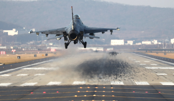 F-16C 추락사고, 조종사 과실이 주원인…"원근감 저하로 두 대가 충돌"