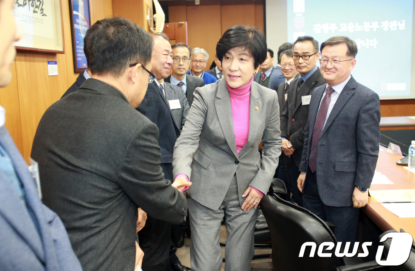 (서울=뉴스1) = 김영주 고용노동부 장관이 4일 오후 충남 천안 한국기술교육대학교를 방문해 현장중심의 실천공학기술자 양성 실태와 4차 산업혁명 대비 준비상황을 점검하고 있다. ( …