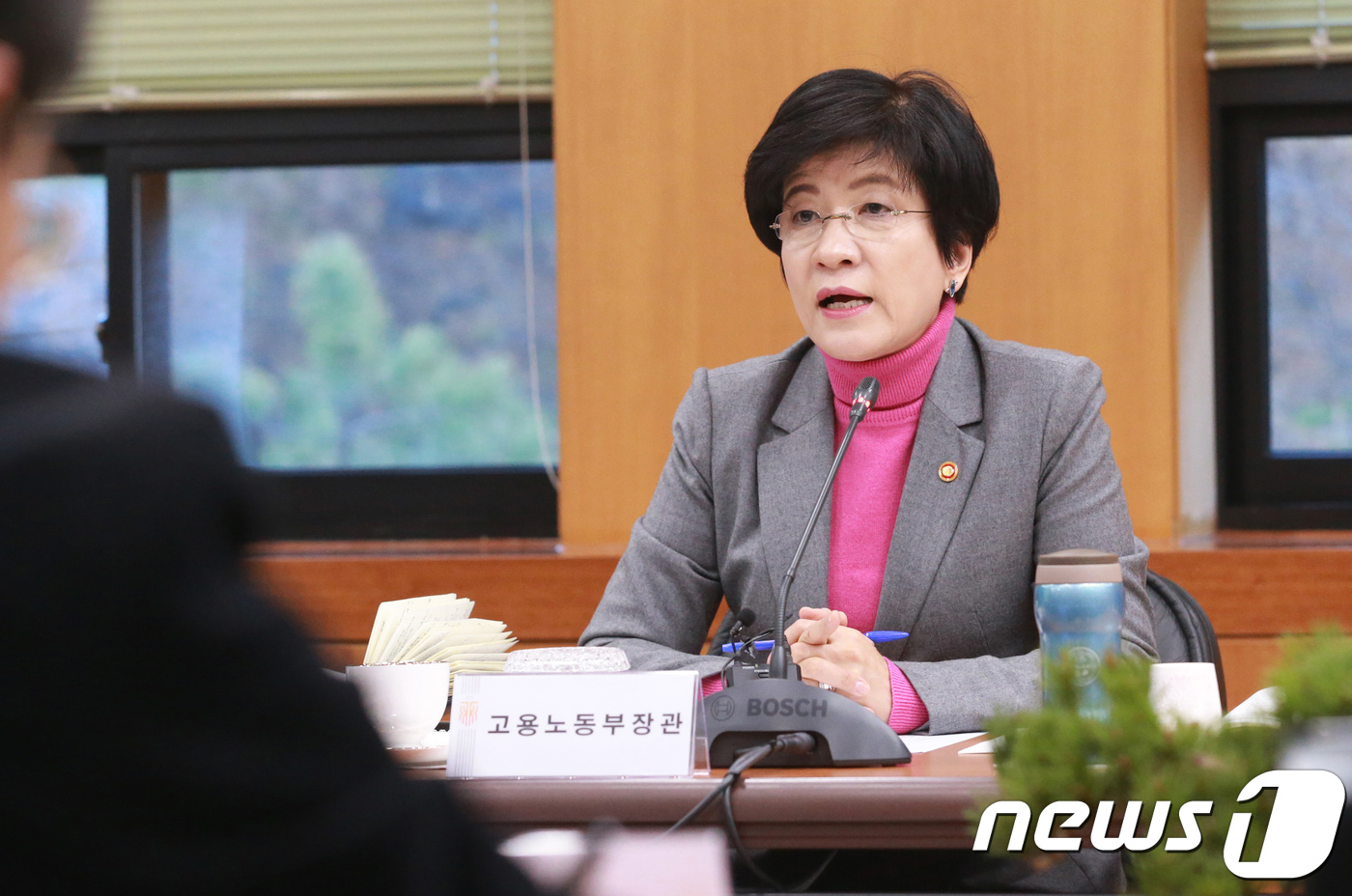 (서울=뉴스1) = 김영주 고용노동부 장관이 4일 오후 충남 천안 한국기술교육대학교를 방문해 현장중심의 실천공학기술자 양성 실태와 4차 산업혁명 대비 준비상황을 점검하고 있다. ( …