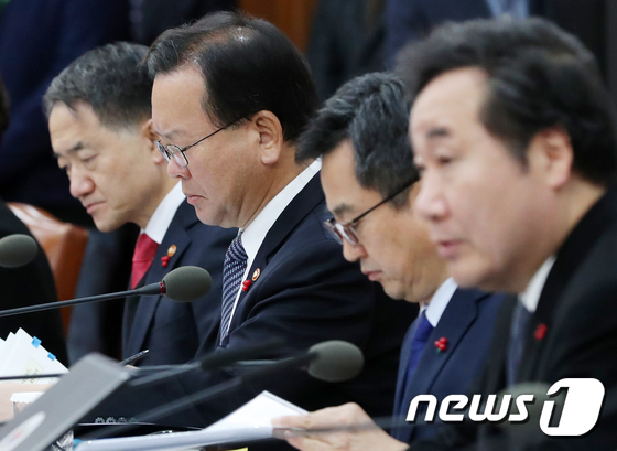 김부겸 행정안전부 장관(왼쪽에서 두번째) © News1 구윤성 기자