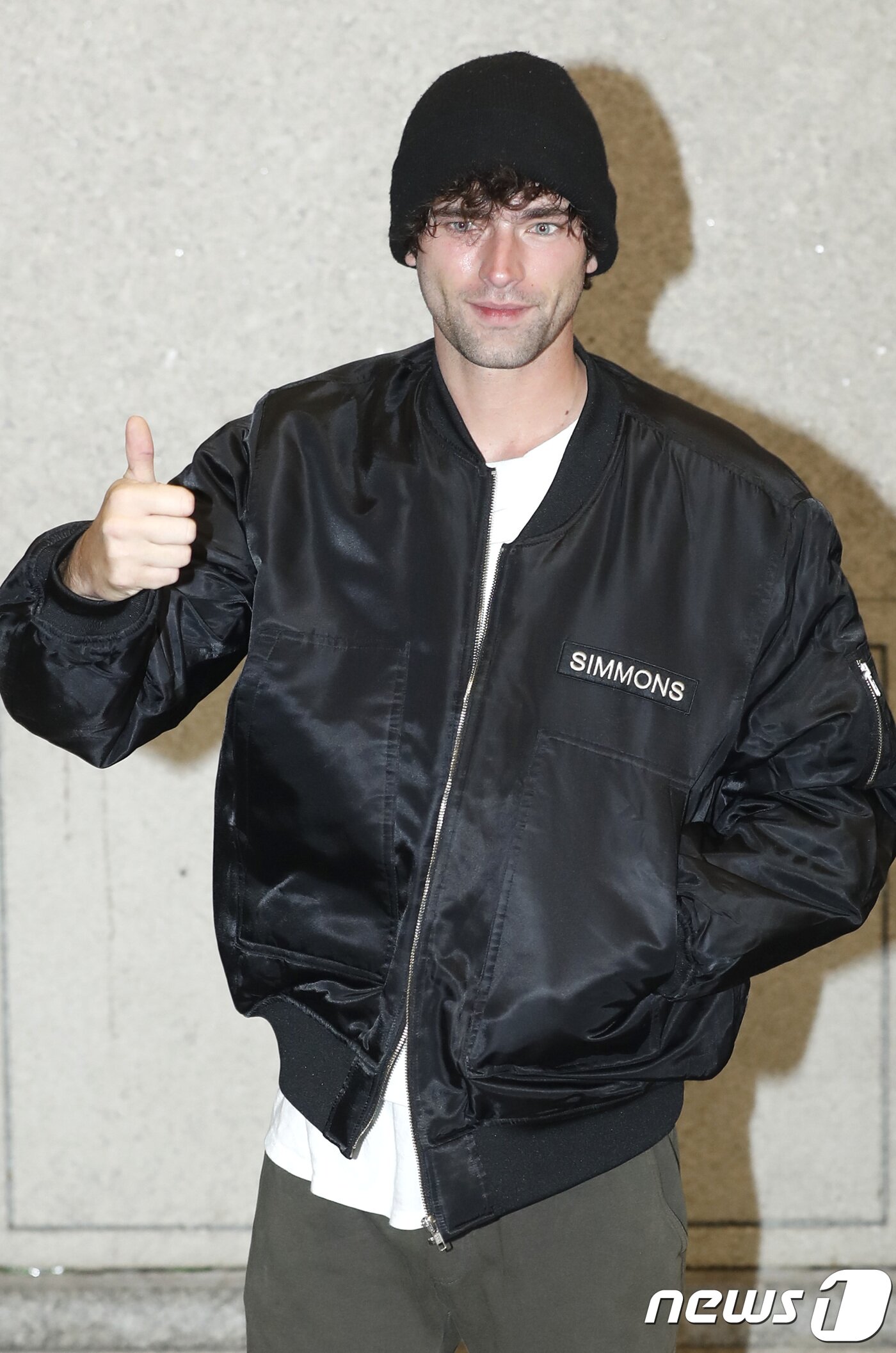 본문 이미지 - 세계적인 모델 션 오프리(Sean Richard O'pry)가 5일 오후 인천국제공항을 통해 내한해 인사를 하고 있다. 2017.12.05./뉴스1 ⓒ News1 권현진 기자