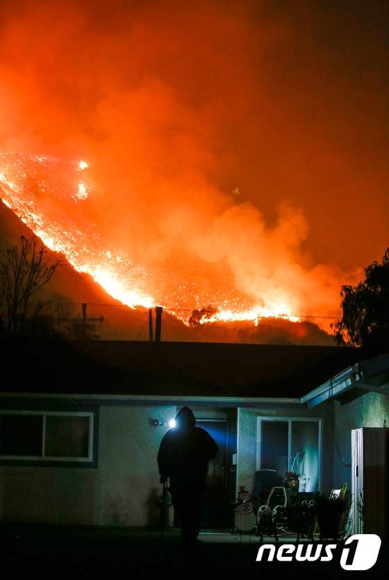 [사진] 주택가 위협하는 캘리포니아 산불