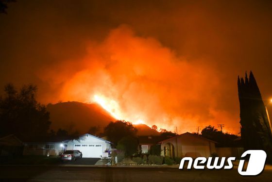 [사진] 캘리포니아 산불…조마조마한 주택가