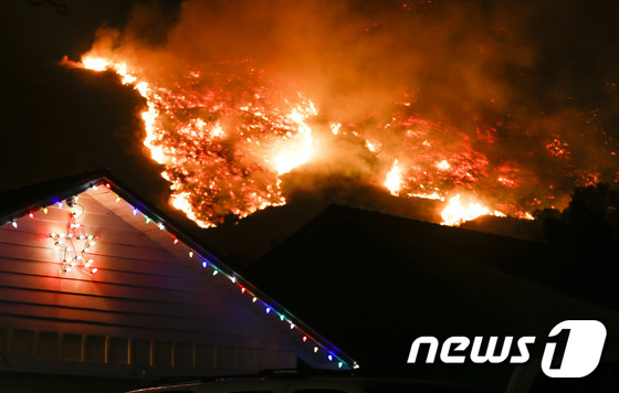 [사진] 주택가 접근하는 캘리포니아 산불