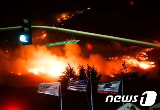 [사진] 고속도로 덮친 캘리포니아 산불