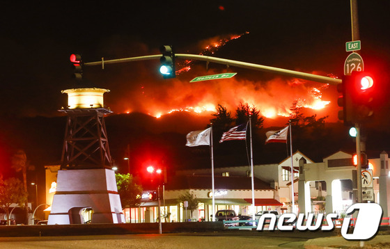 [사진] 캘리포니아 산불 고속도로 덮쳐