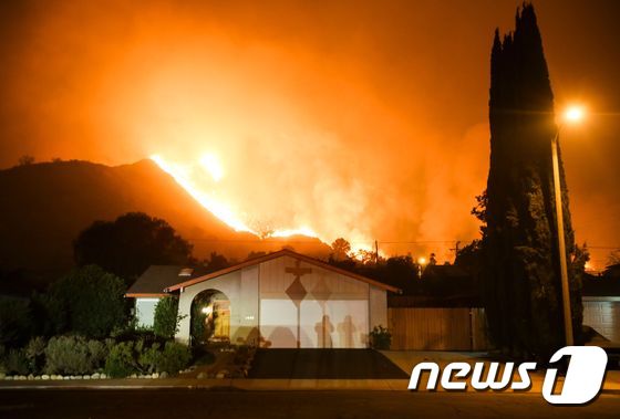 [사진] 무섭게 타오르는 캘리포니아 산불
