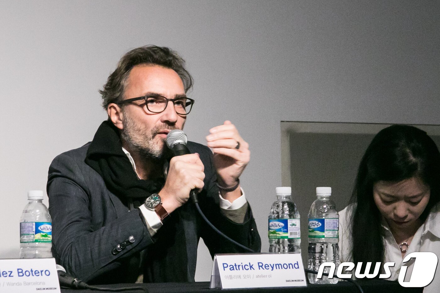 본문 이미지 - 스위스 디자인 그룹 '아틀리에 오이'의 리더 파트릭 레이몽이 6일 서울 종로구 자하문로 대림미술관에서 열린 기획전 '페이퍼, 프레즌트: 너를 위한 선물' 간담회에서 설치작품 '멈춰진 시간을 깨우는 바람'에 관해 설명하고 있다. 2017.12.6/뉴스1 ⓒ News1 박정환 기자